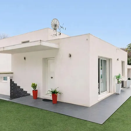 Californienne D'exception Avec Piscine Rouge A Villa Antibes