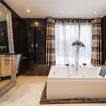 Villa Californienne D'exception Avec Piscine Rouge A *