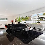 Californienne D'exception Avec Piscine Rouge A אנטיב
