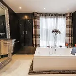 Californienne D'exception Avec Piscine Rouge A * אנטיב