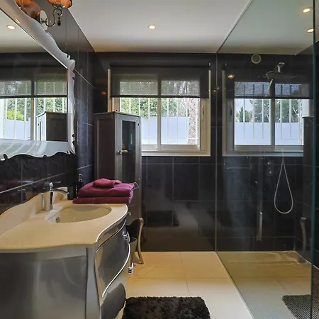 Californienne D'exception Avec Piscine Rouge A أنتيب